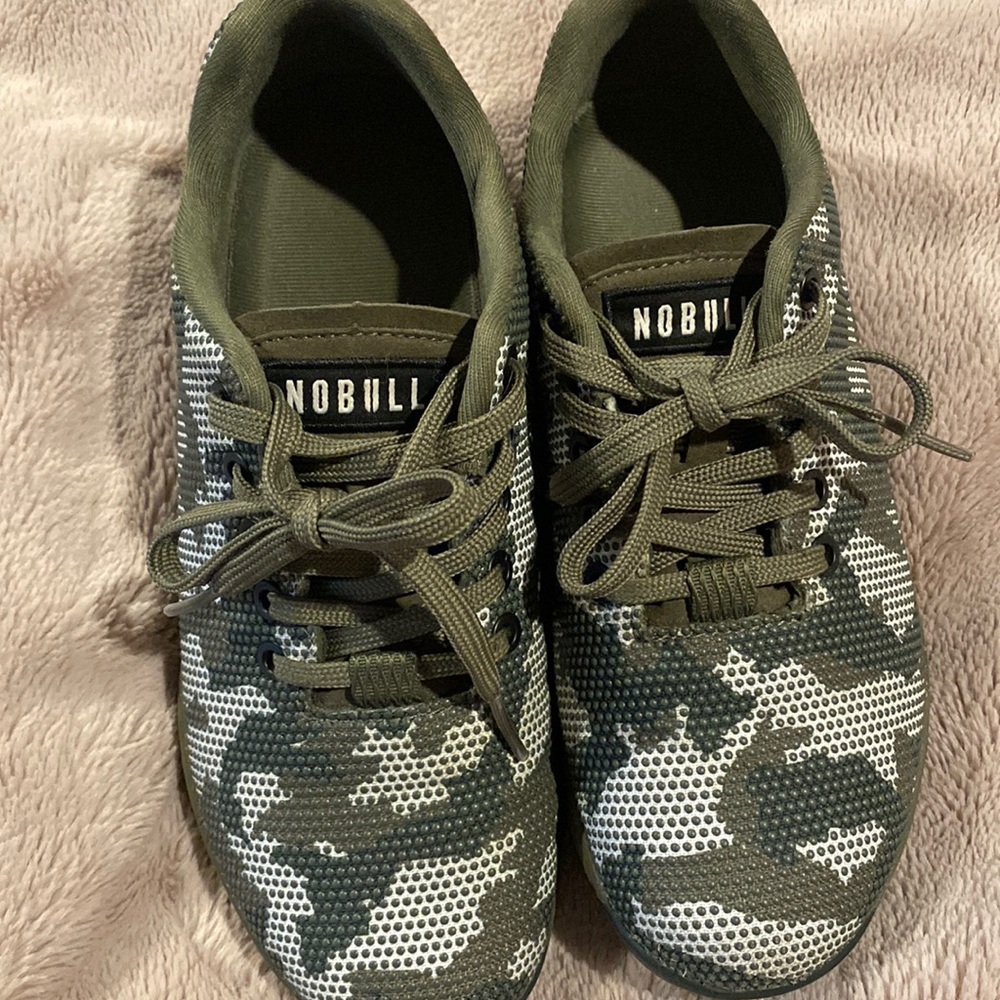 NOBULL training shoe. Army colored. Used lightly